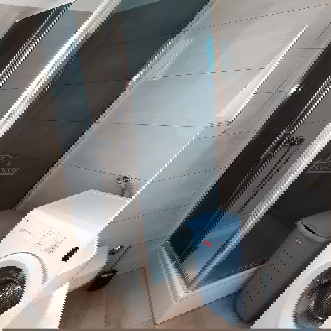 Vodice - Casa a schiera con 3 unità abitative, posizione tranquilla