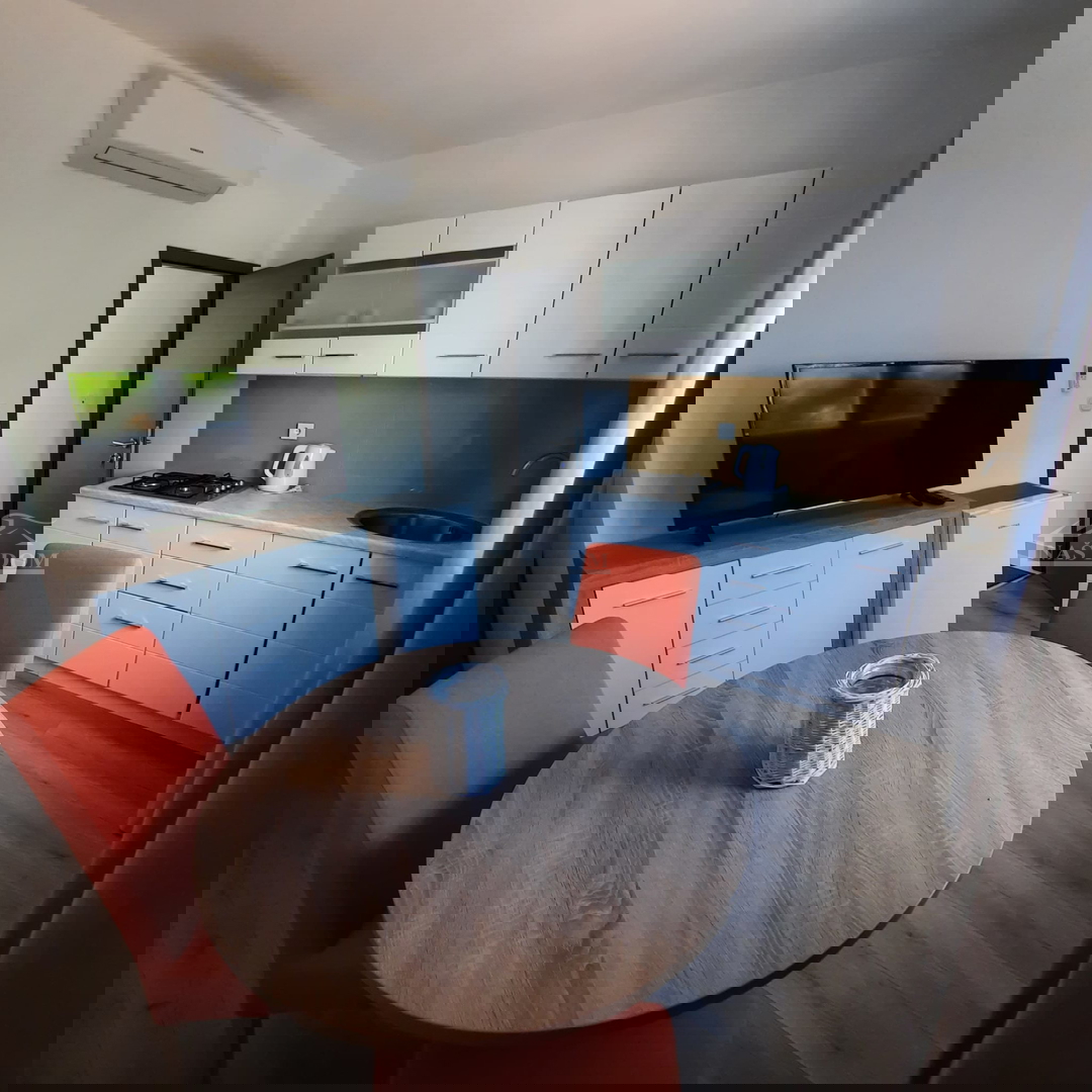 Vodice - Casa a schiera con 3 unità abitative, posizione tranquilla