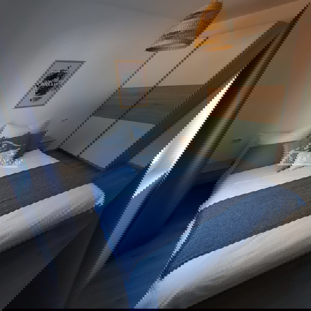 Vodice - Casa a schiera con 3 unità abitative, posizione tranquilla