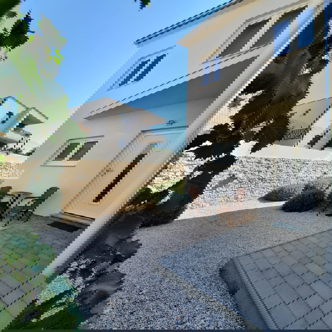 Vodice - Casa a schiera con 3 unità abitative, posizione tranquilla