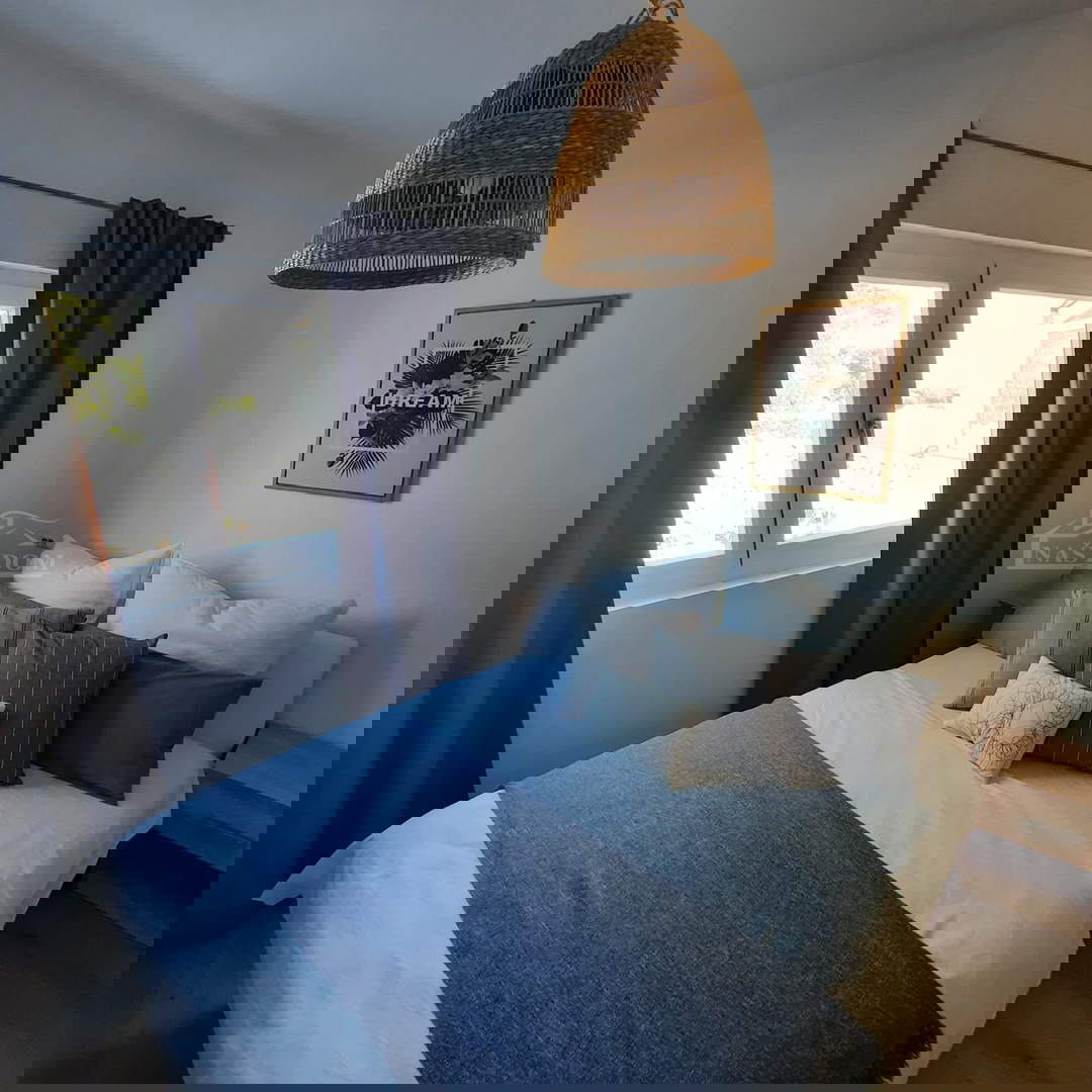 Vodice - Casa a schiera con 3 unità abitative, posizione tranquilla