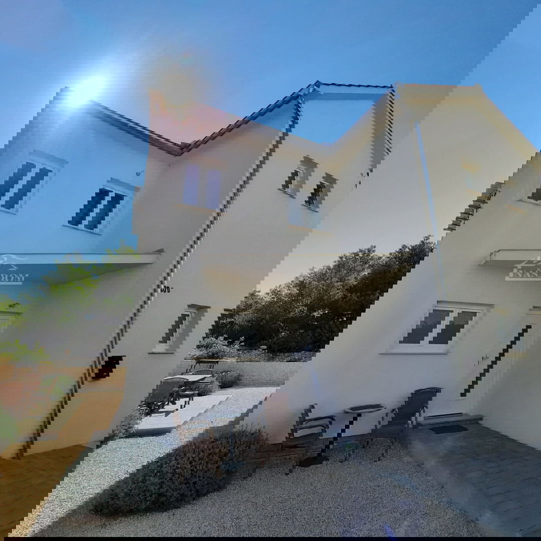 Vodice - Casa a schiera con 3 unità abitative, posizione tranquilla