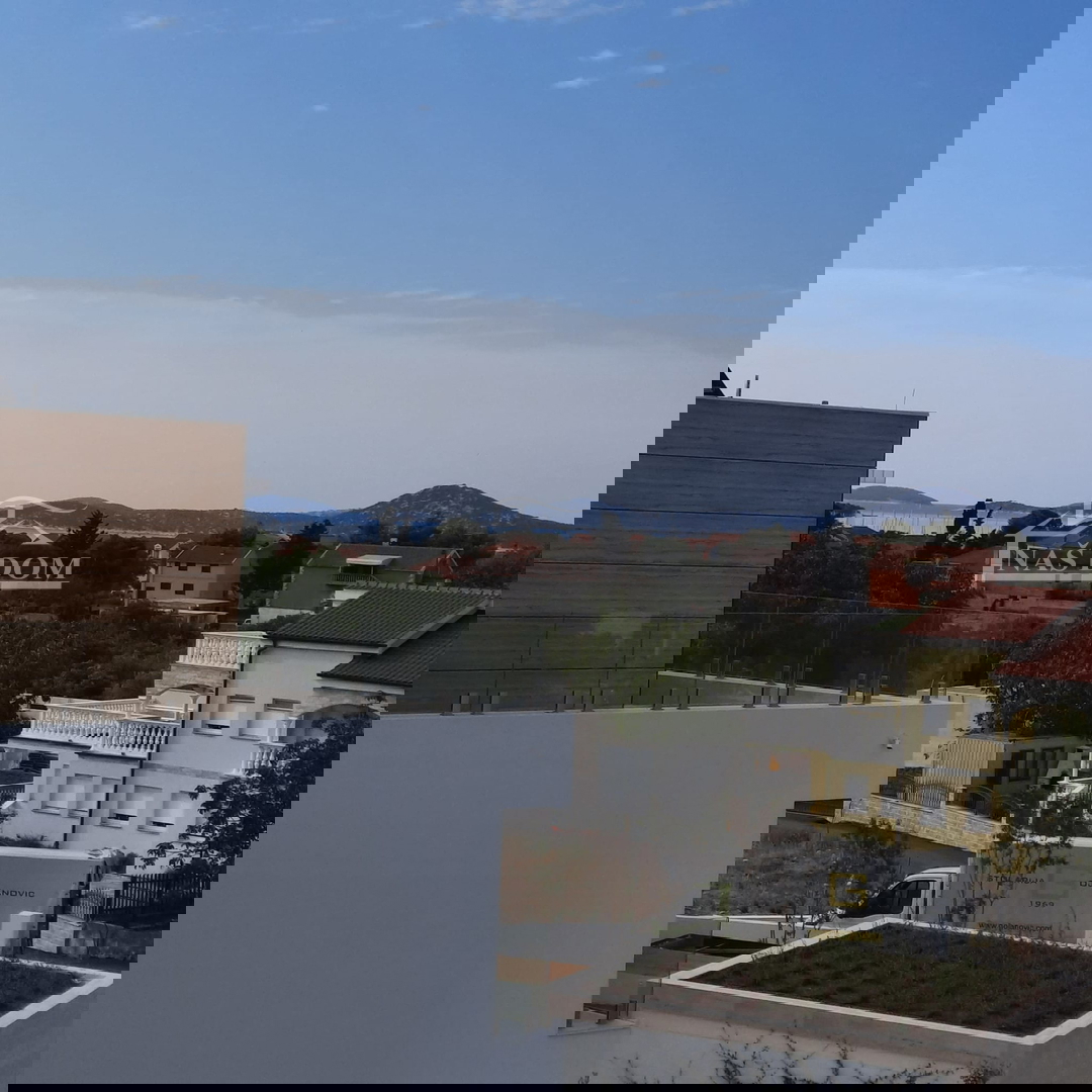 Vodice - Casa a schiera con 3 unità abitative, posizione tranquilla