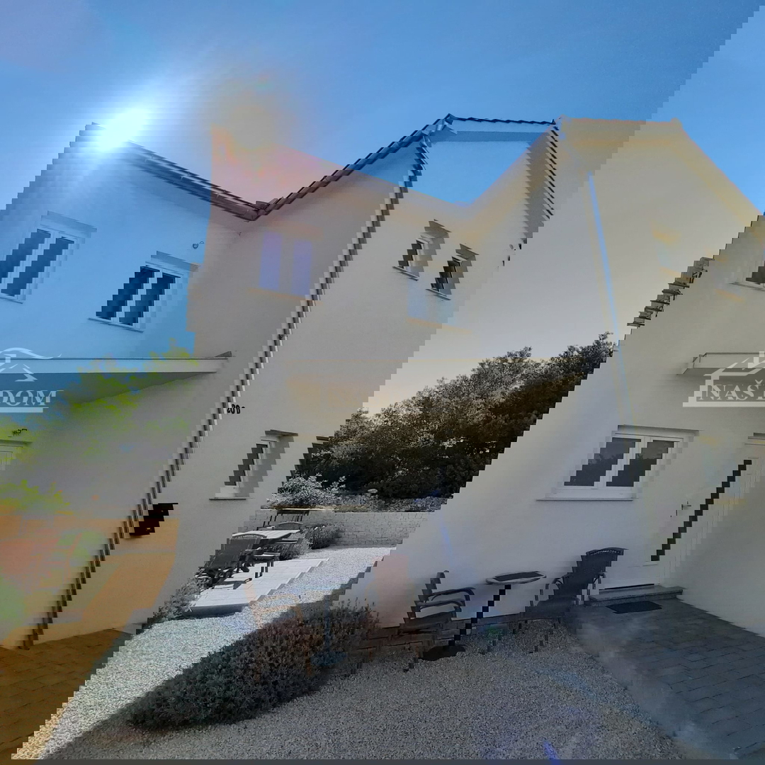 Vodice - Casa a schiera con 3 unità abitative, posizione tranquilla