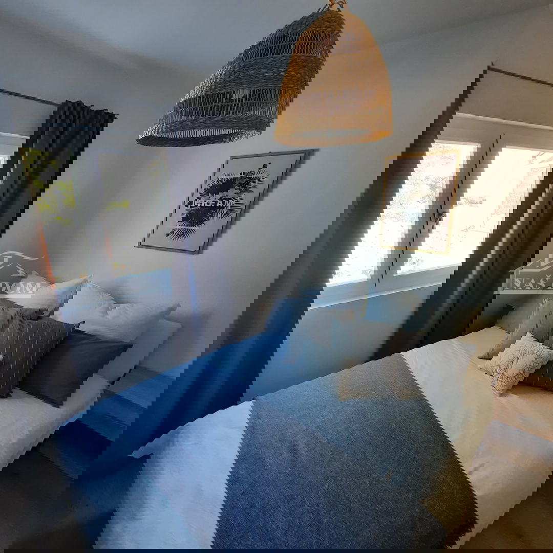 Vodice - Casa a schiera con 3 unità abitative, posizione tranquilla