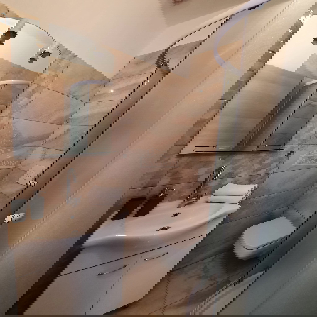 Vodice - Casa a schiera con 3 unità abitative, posizione tranquilla