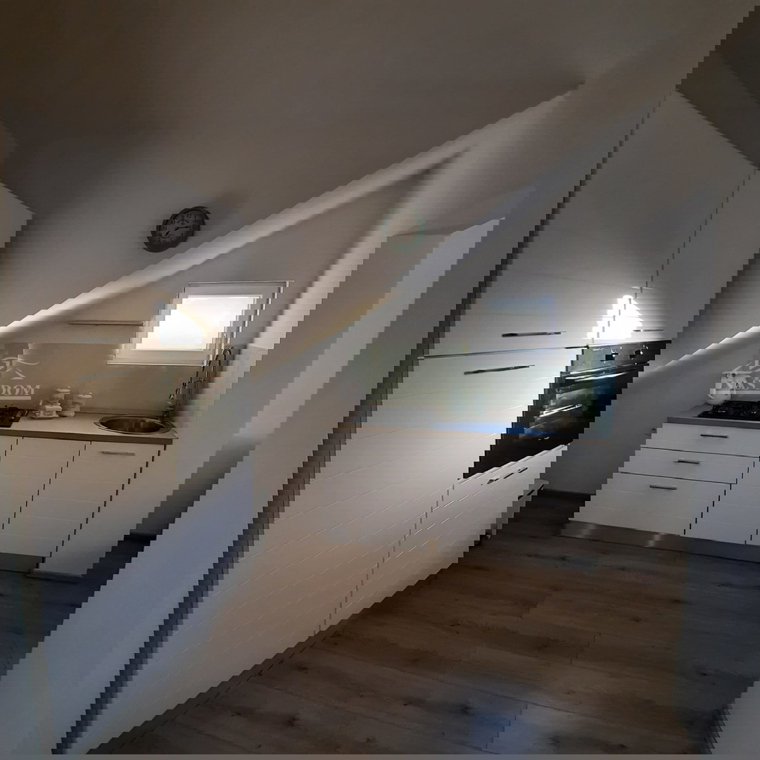 Vodice - Casa a schiera con 3 unità abitative, posizione tranquilla