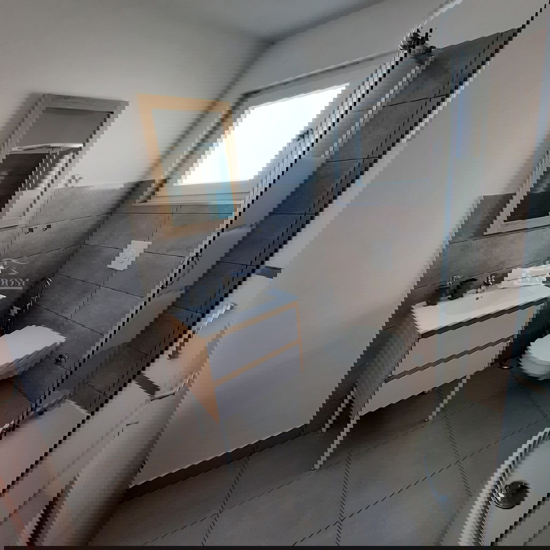 Vodice - Casa a schiera con 3 unità abitative, posizione tranquilla