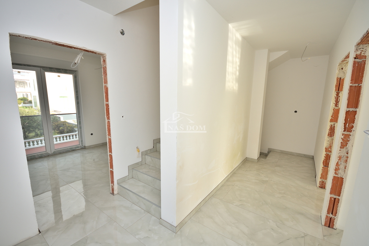 Vodice - villa bifamiliare con piscina, 550 m dal centro