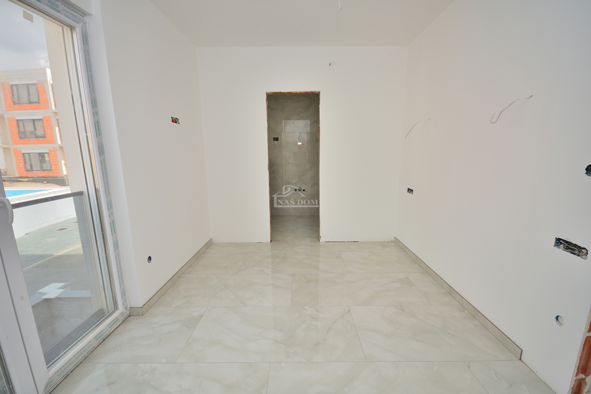 Vodice - villa bifamiliare con piscina, 550 m dal centro