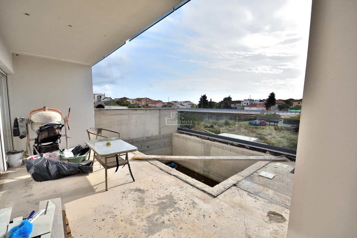 Vodice - villa bifamiliare con piscina, 550 m dal centro