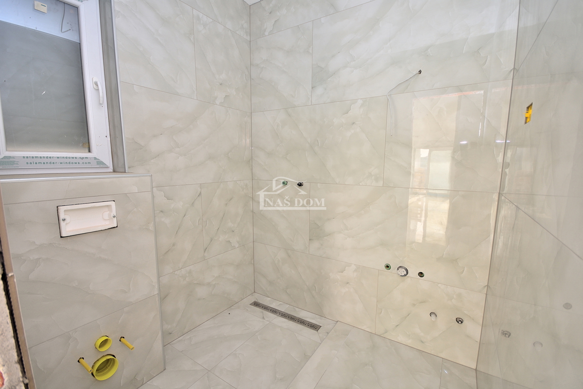 Vodice - villa bifamiliare con piscina, 550 m dal centro