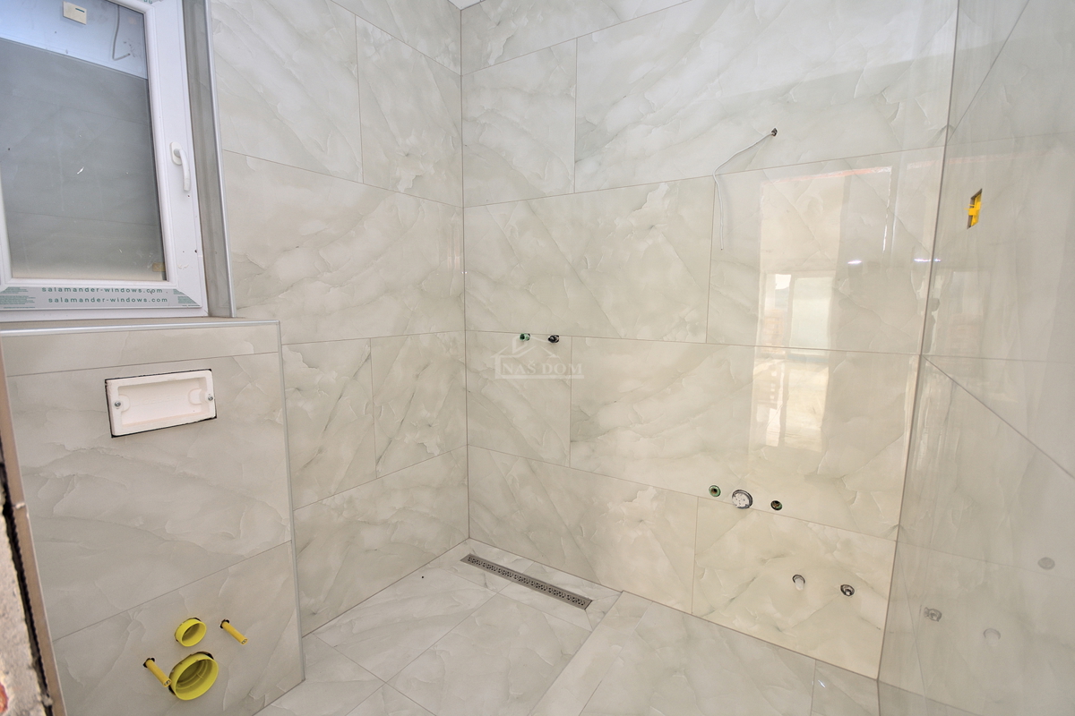 Vodice - villa bifamiliare con piscina, 550 m dal centro