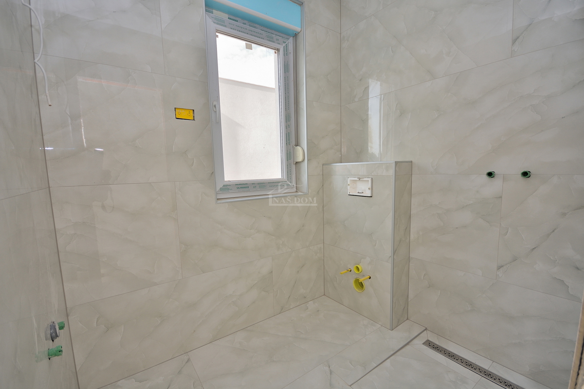 Vodice - villa bifamiliare con piscina, 550 m dal centro