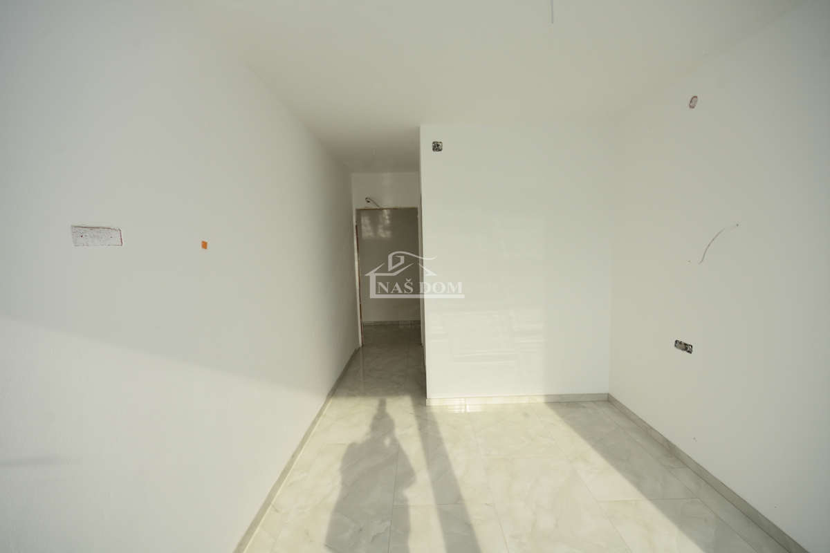 Vodice - villa bifamiliare con piscina, 550 m dal centro