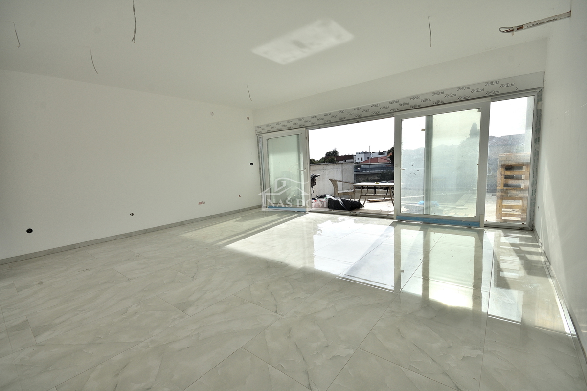 Vodice - villa bifamiliare con piscina, 550 m dal centro