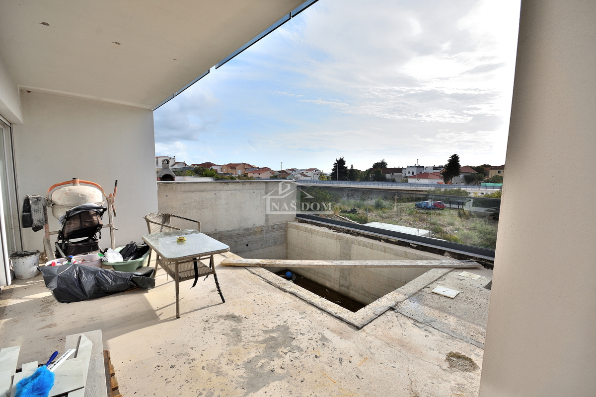 Vodice - villa bifamiliare con piscina, 550 m dal centro