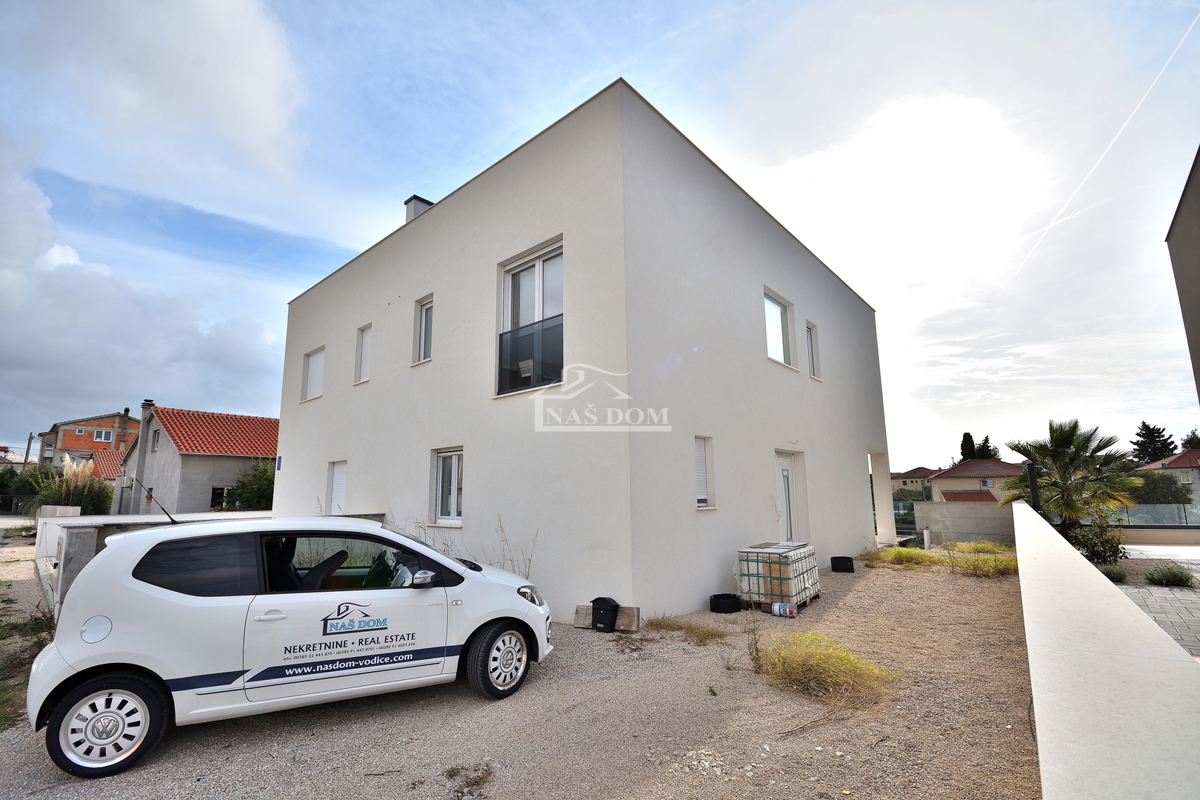 Vodice - villa bifamiliare con piscina, 550 m dal centro