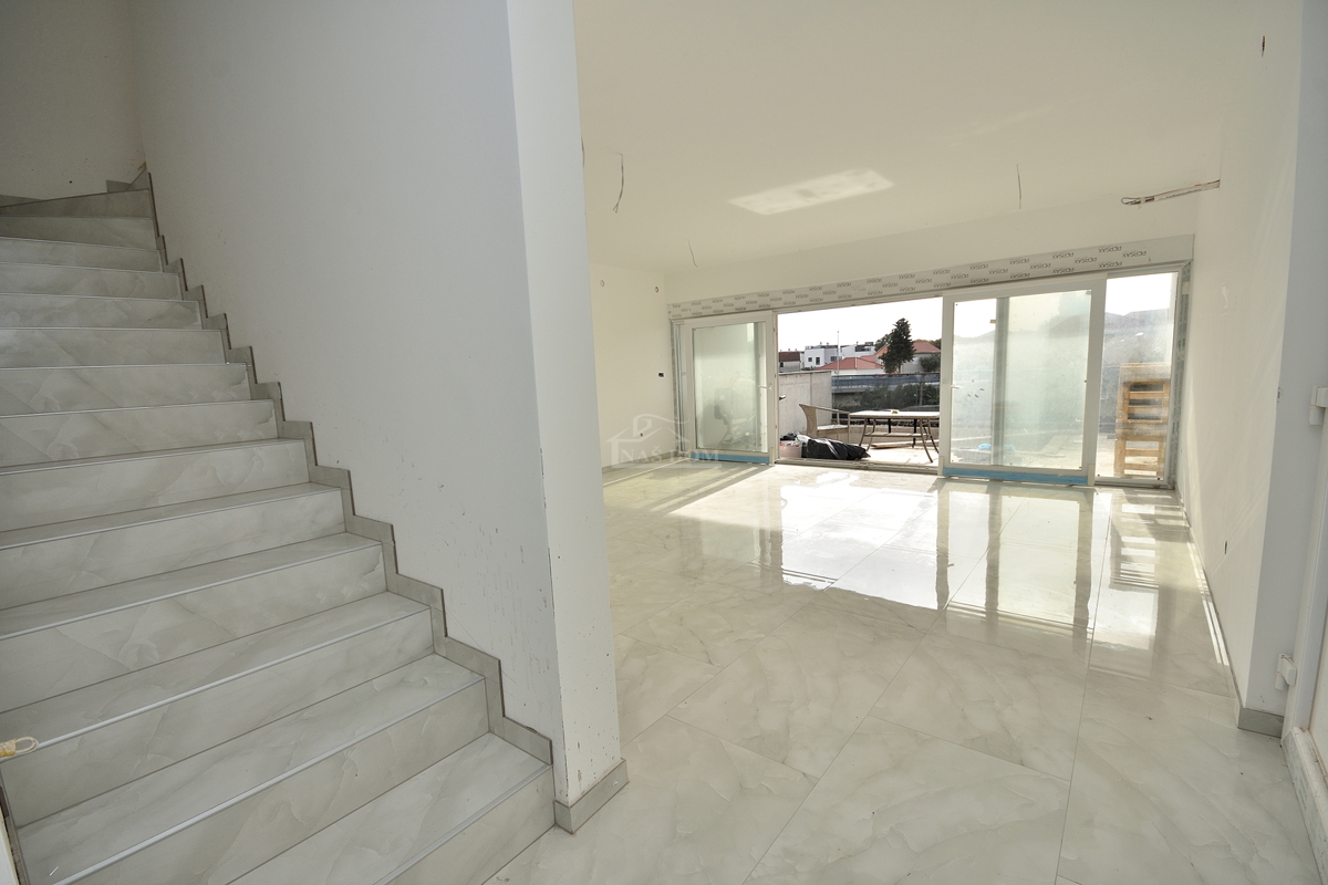 Vodice - villa bifamiliare con piscina, 550 m dal centro