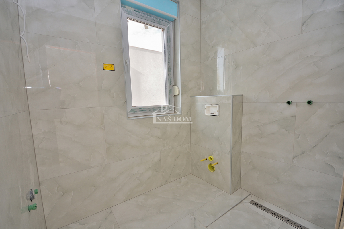 Vodice - villa bifamiliare con piscina, 550 m dal centro