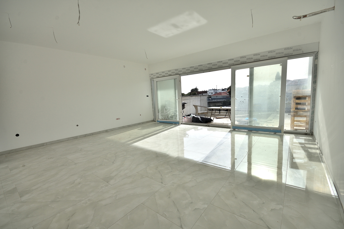 Vodice - villa bifamiliare con piscina, 550 m dal centro