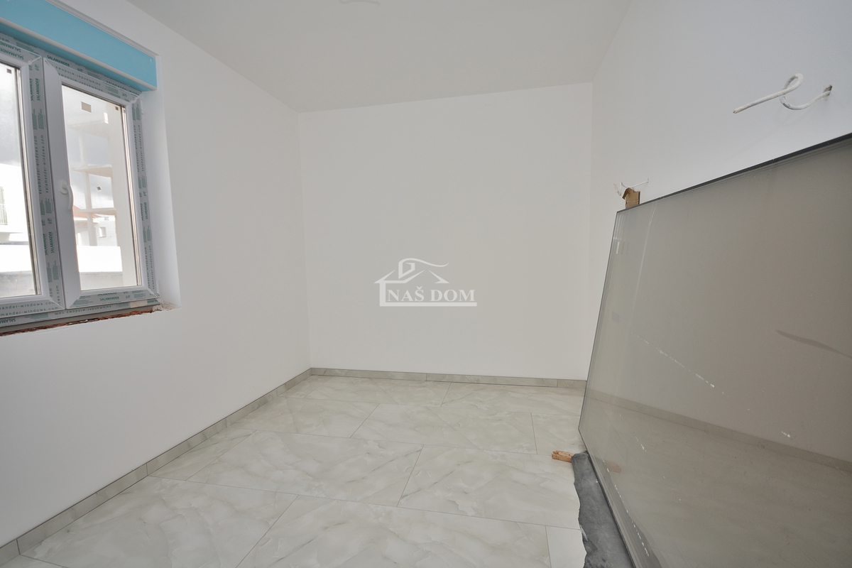 Vodice - villa bifamiliare con piscina, 550 m dal centro