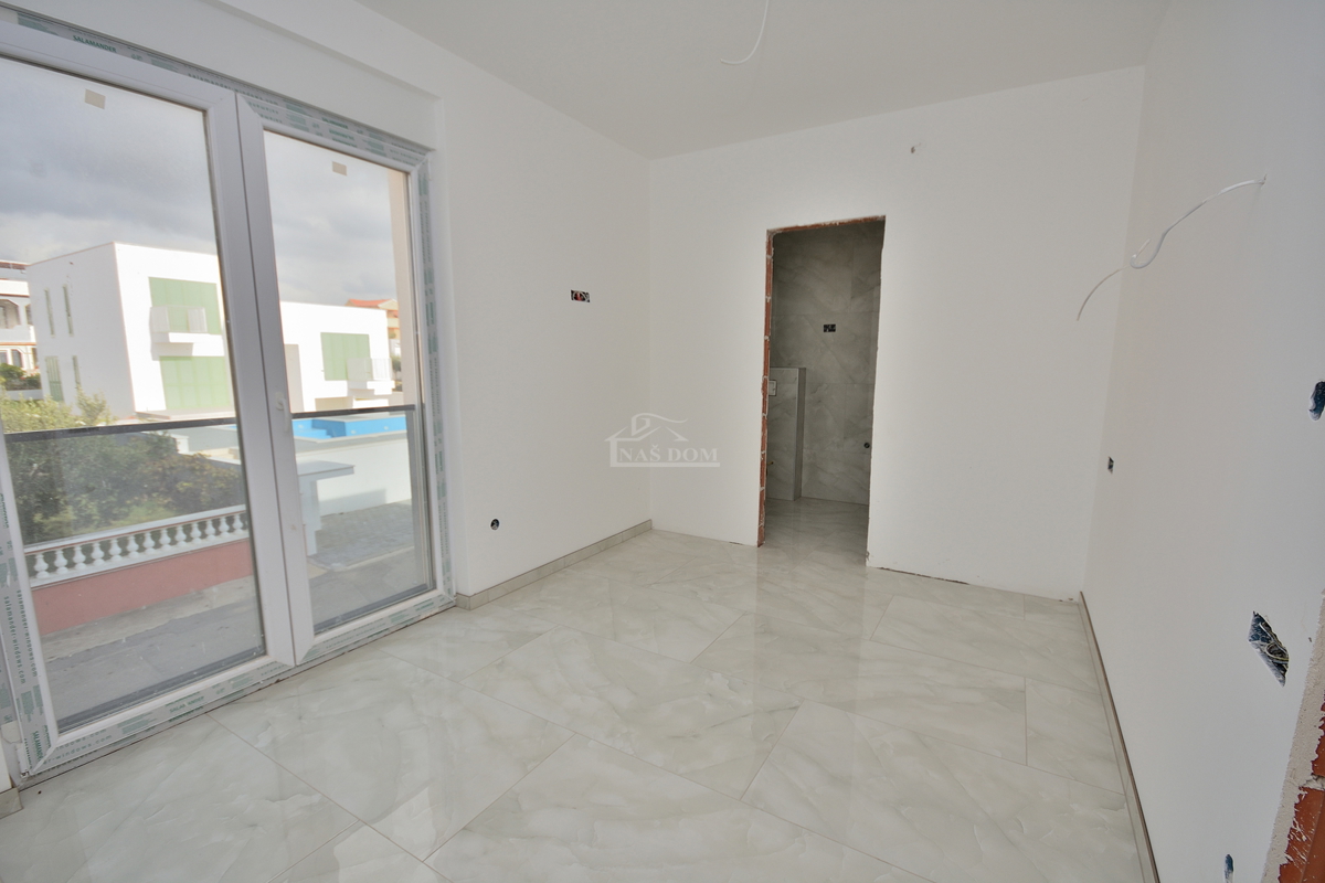 Vodice - villa bifamiliare con piscina, 550 m dal centro