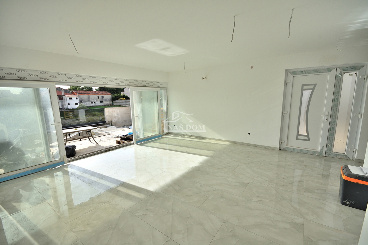 Vodice - villa bifamiliare con piscina, 550 m dal centro