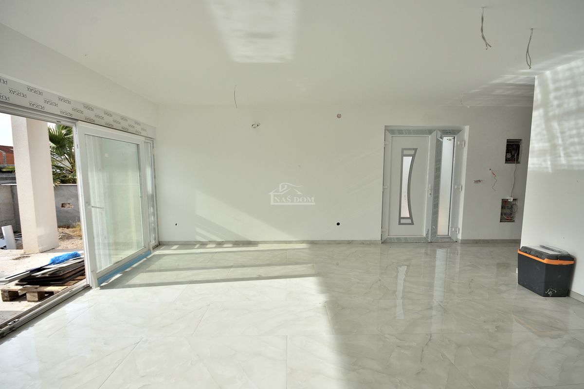 Vodice - villa bifamiliare con piscina, 550 m dal centro