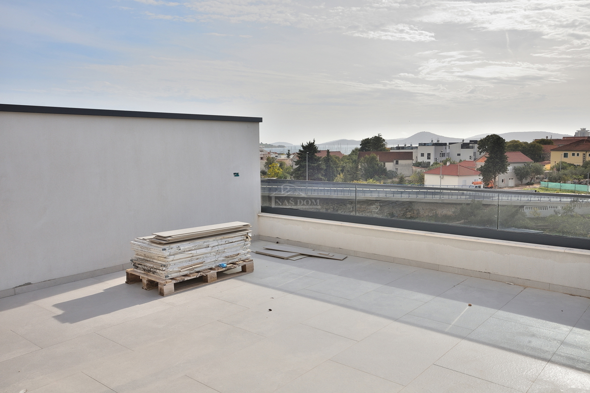 Vodice - villa bifamiliare con piscina, 550 m dal centro