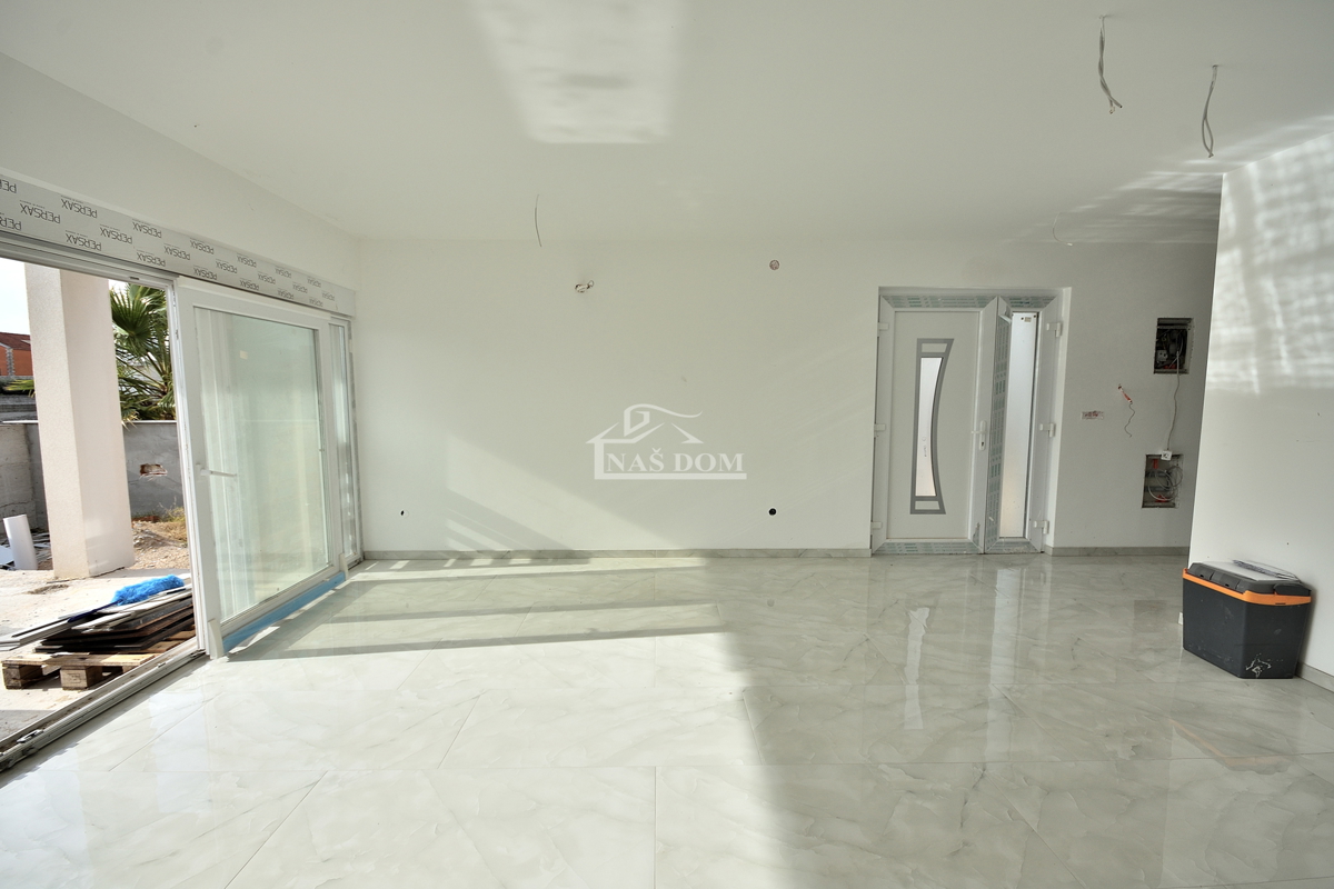 Vodice - villa bifamiliare con piscina, 550 m dal centro