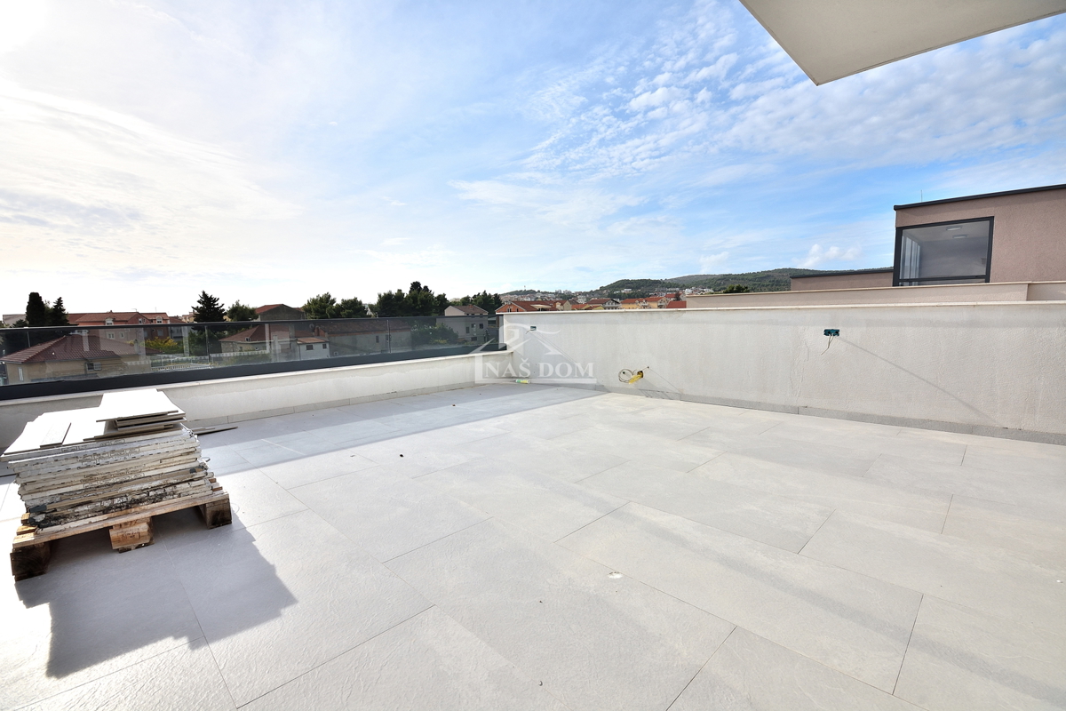 Vodice - villa bifamiliare con piscina, 550 m dal centro