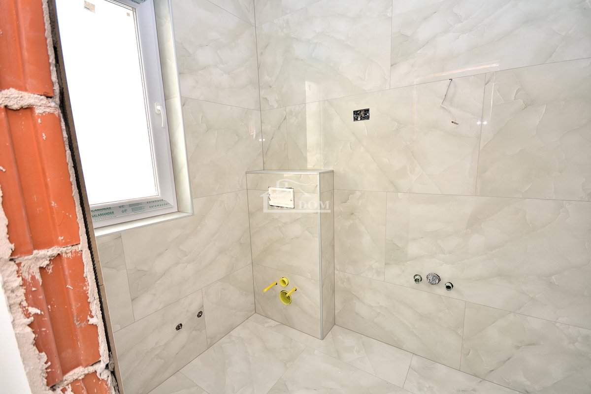 Vodice - villa bifamiliare con piscina, 550 m dal centro