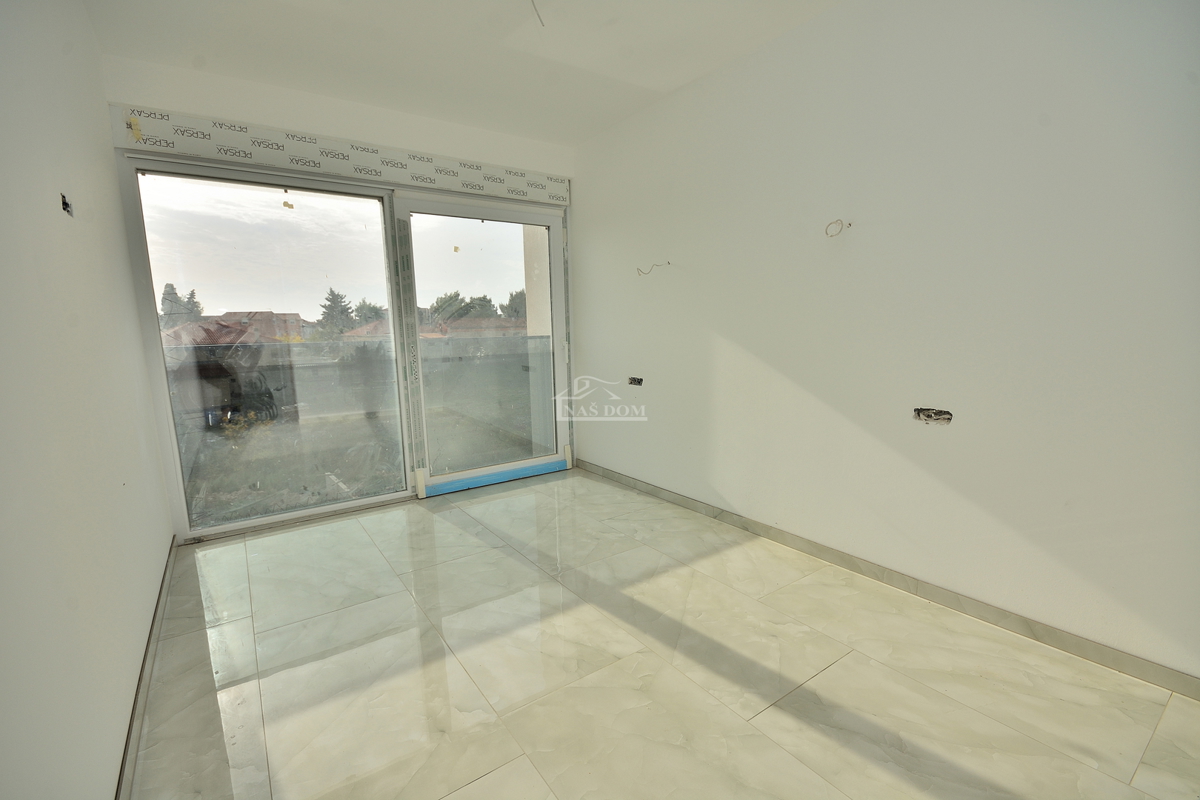 Vodice - villa bifamiliare con piscina, 550 m dal centro