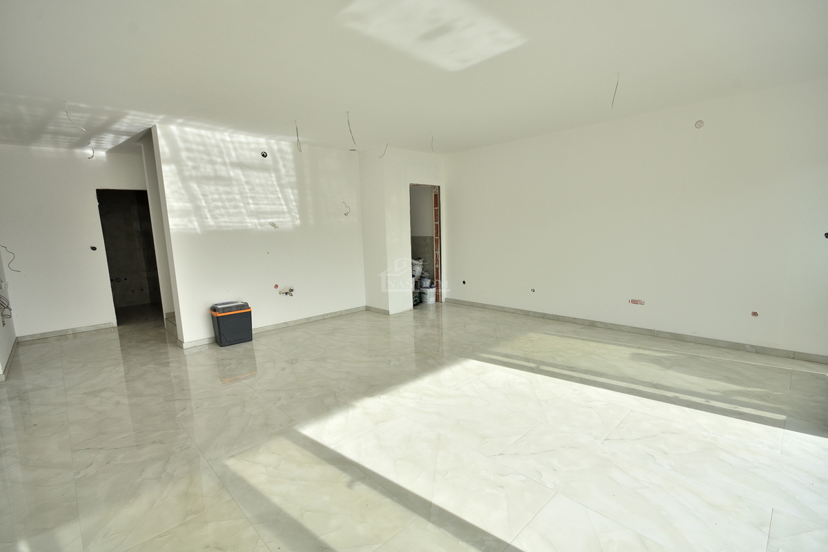 Vodice - villa bifamiliare con piscina, 550 m dal centro