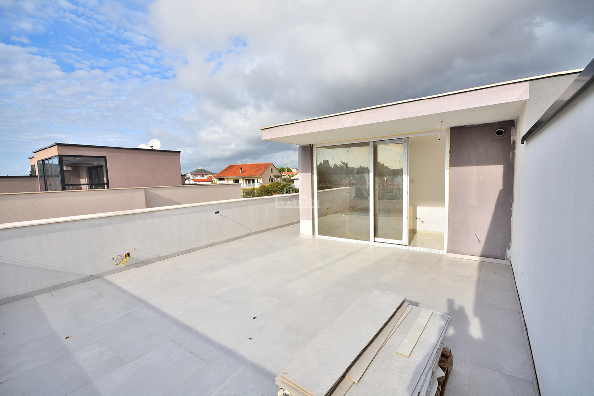 Vodice - villa bifamiliare con piscina, 550 m dal centro