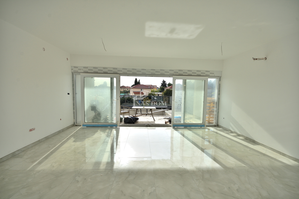 Vodice - villa bifamiliare con piscina, 550 m dal centro