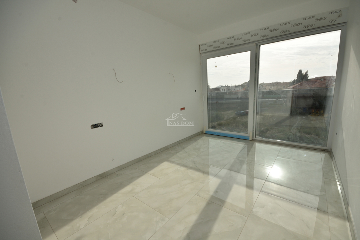 Vodice - villa bifamiliare con piscina, 550 m dal centro