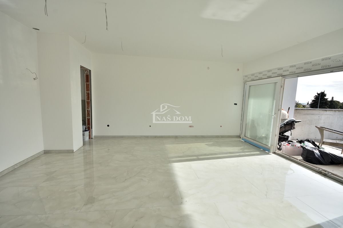 Vodice - villa bifamiliare con piscina, 550 m dal centro