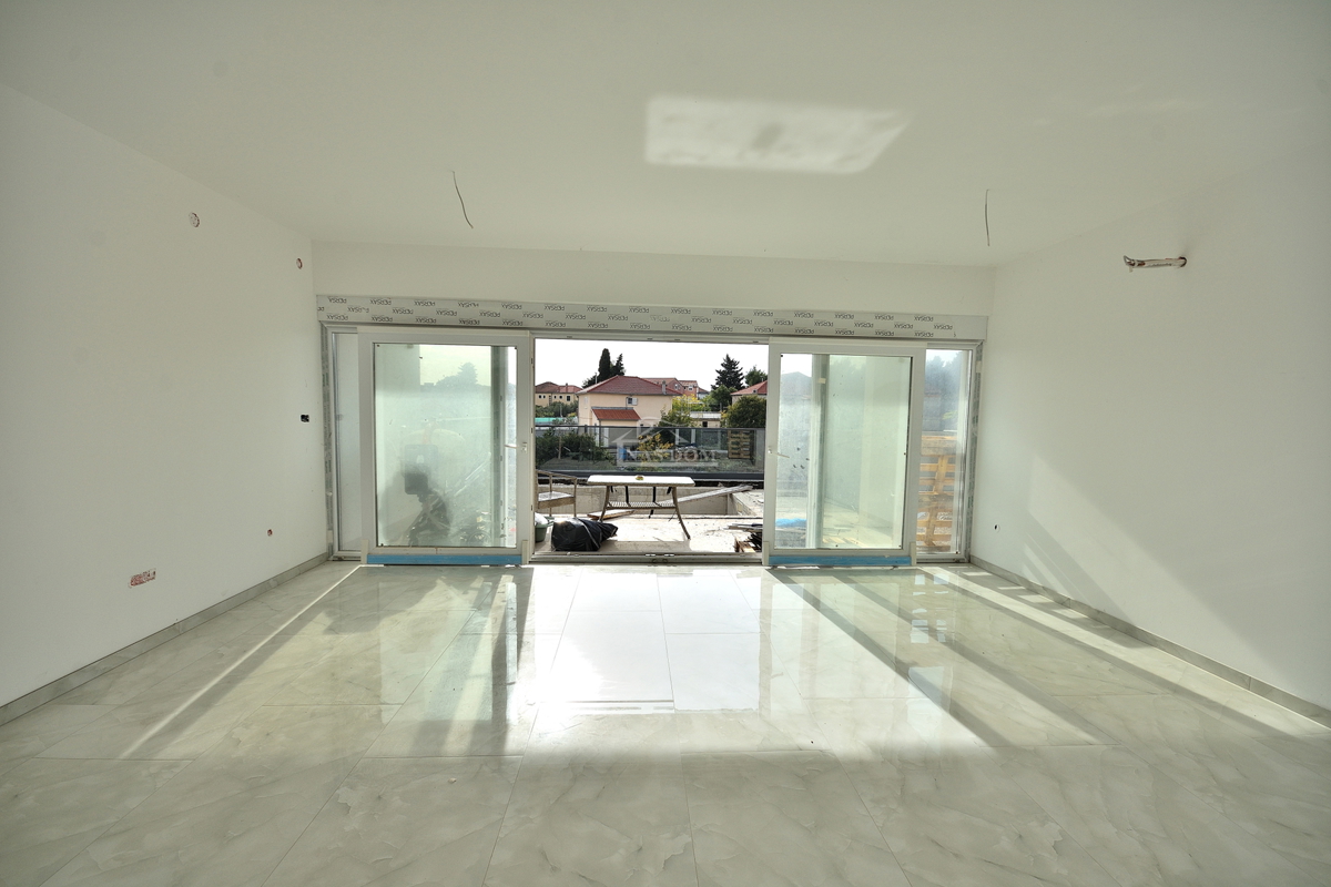 Vodice - villa bifamiliare con piscina, 550 m dal centro