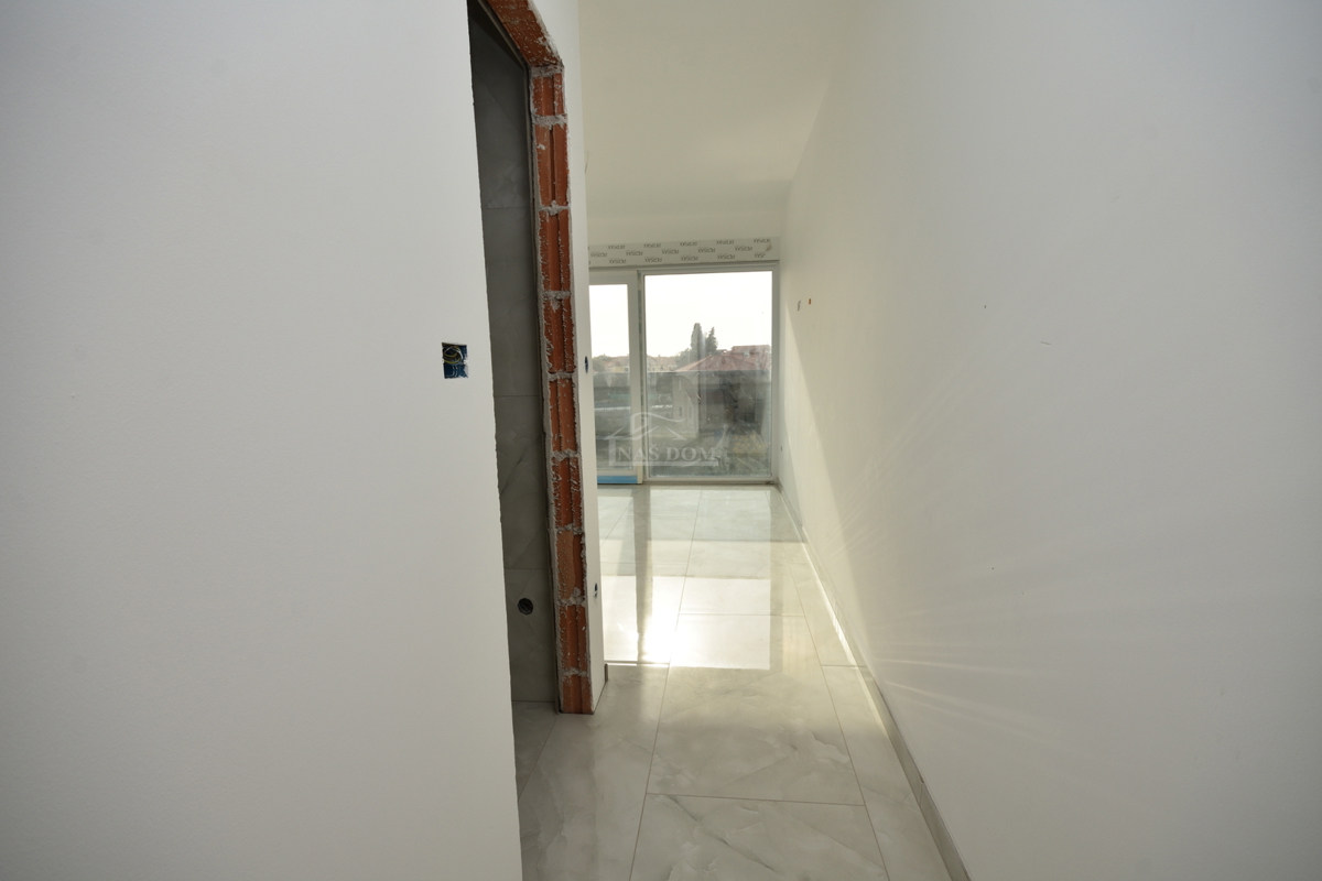 Vodice - villa bifamiliare con piscina, 550 m dal centro