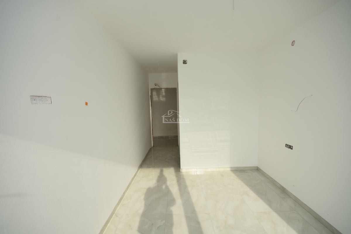 Vodice - villa bifamiliare con piscina, 550 m dal centro