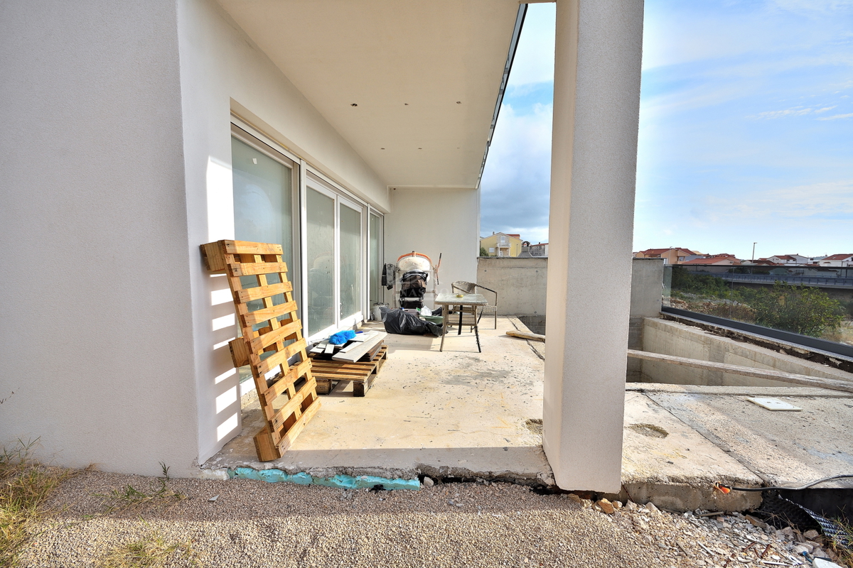 Vodice - villa bifamiliare con piscina, 550 m dal centro