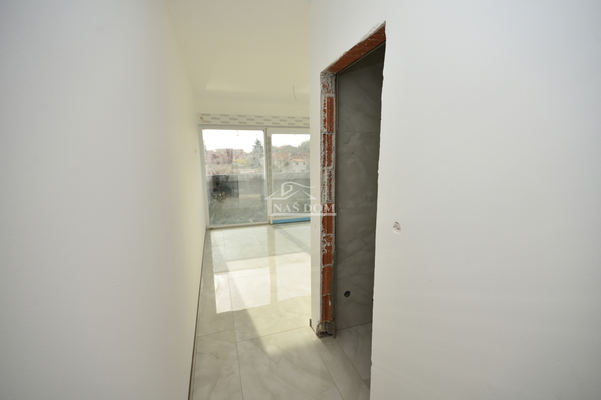 Vodice - villa bifamiliare con piscina, 550 m dal centro