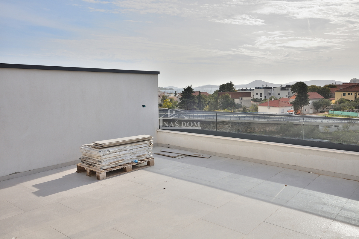 Vodice - villa bifamiliare con piscina, 550 m dal centro