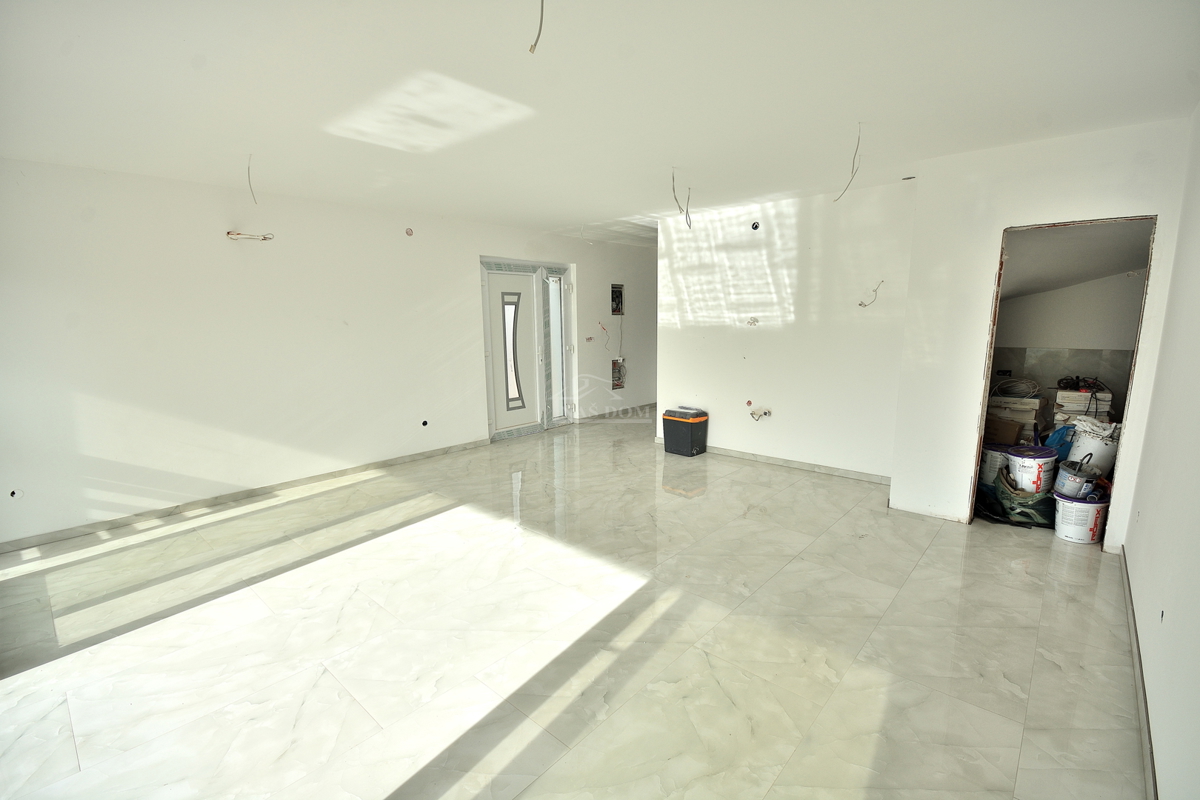 Vodice - villa bifamiliare con piscina, 550 m dal centro