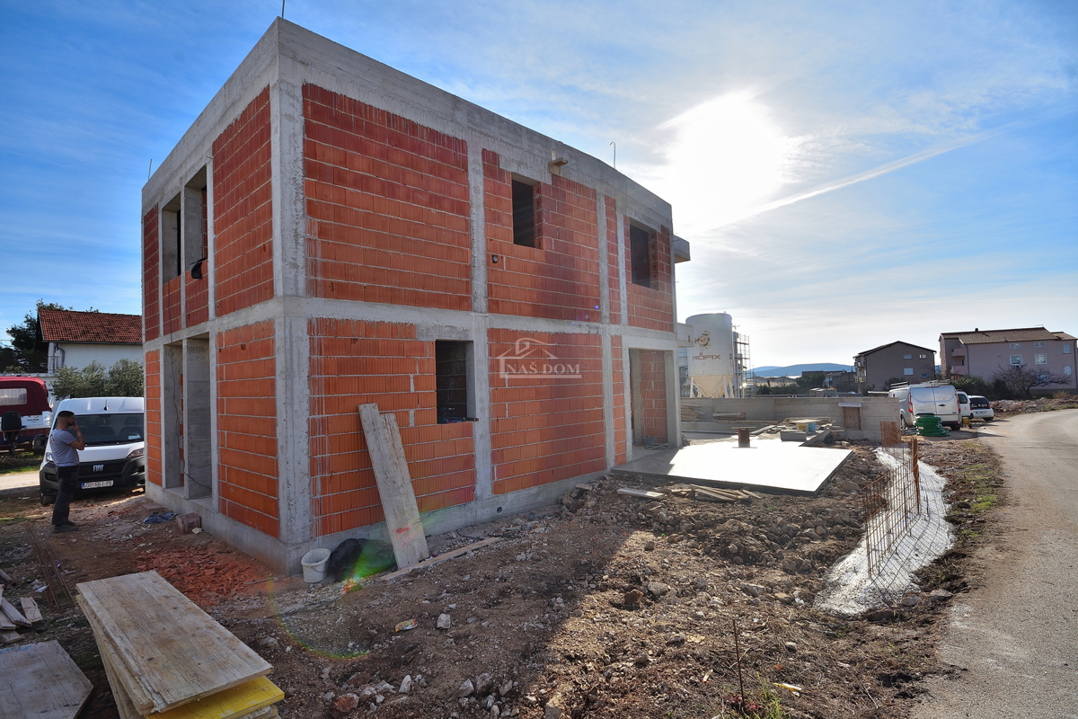 Vodice - NUOVA COSTRUZIONE Casa bifamiliare con piscina, a 700 m dal centro