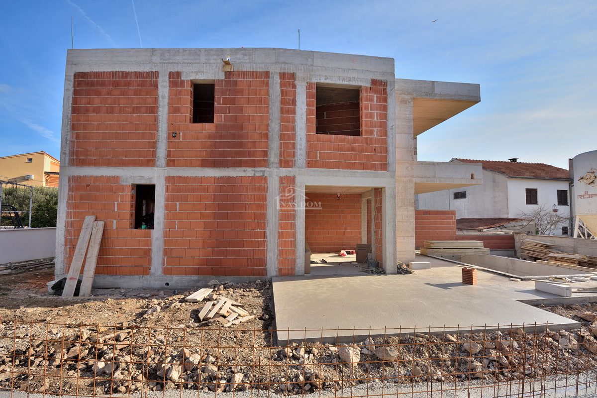 Vodice - NUOVA COSTRUZIONE Casa bifamiliare con piscina, a 700 m dal centro