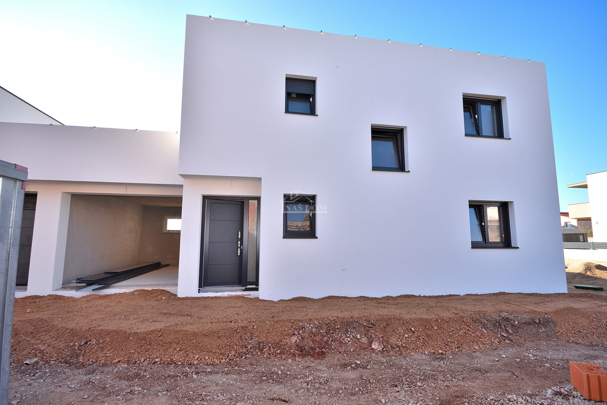 Vodice - NUOVA COSTRUZIONE - Casa S1 con piscina e garage, a 650 m dal centro