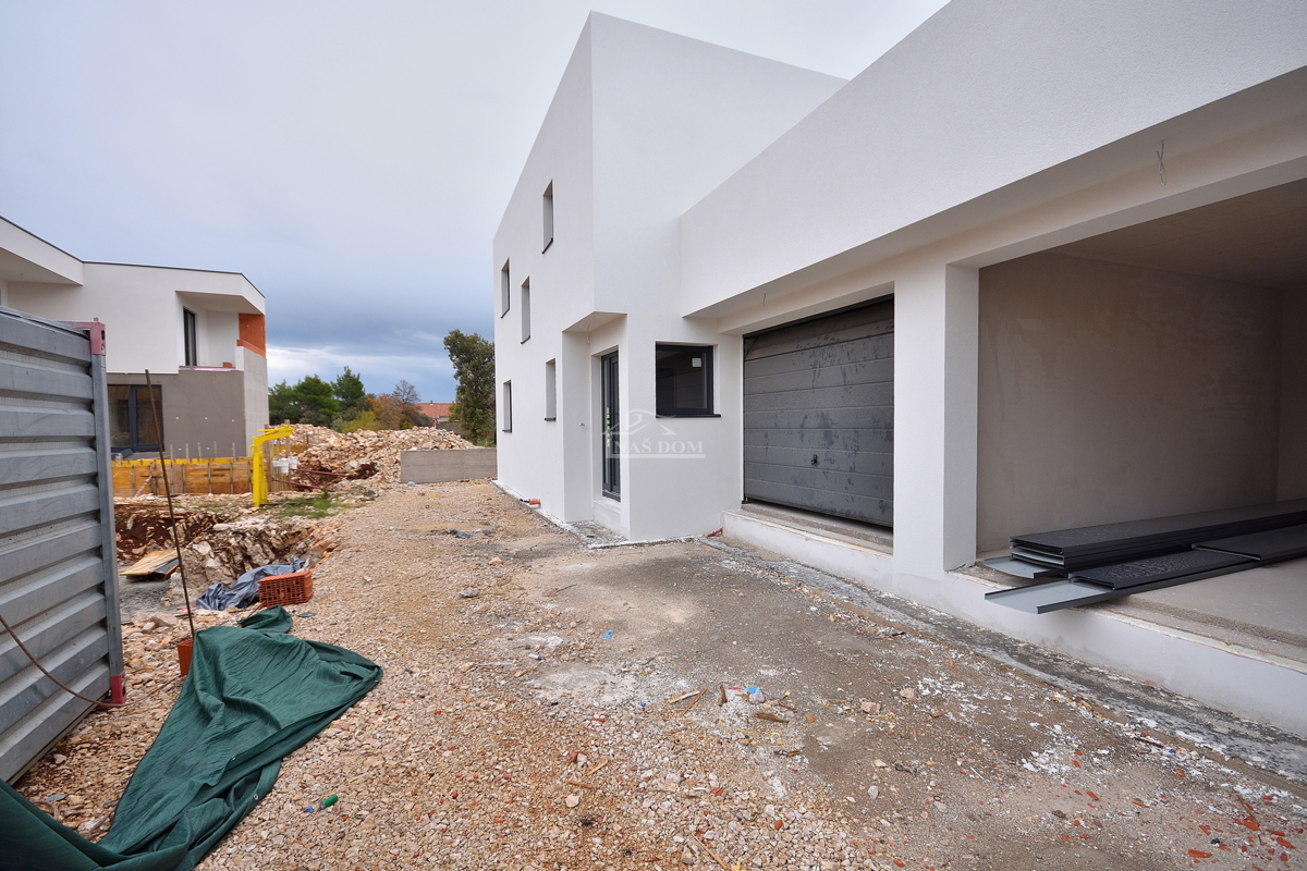 Vodice - NUOVA COSTRUZIONE - Casa S1 con piscina e garage, a 650 m dal centro